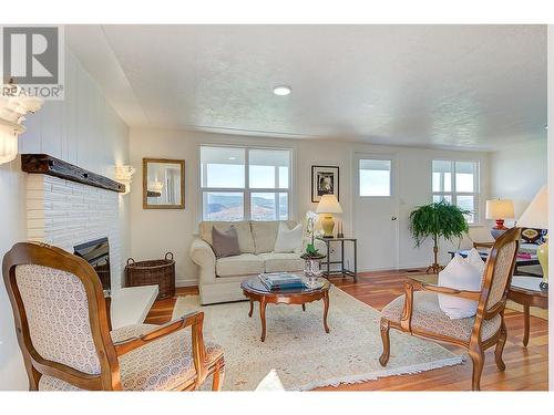 910 El Paso Road, Kelowna, BC - Indoor Photo Showing Living Room