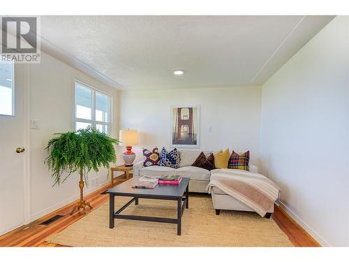 910 El Paso Road, Kelowna, BC - Indoor Photo Showing Living Room