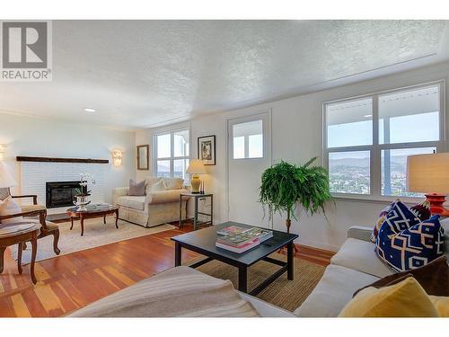 910 El Paso Road, Kelowna, BC - Indoor Photo Showing Living Room With Fireplace