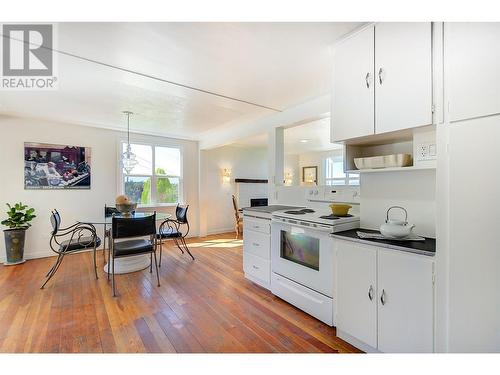 910 El Paso Road, Kelowna, BC - Indoor Photo Showing Kitchen