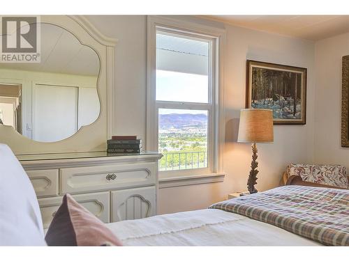 910 El Paso Road, Kelowna, BC - Indoor Photo Showing Bedroom