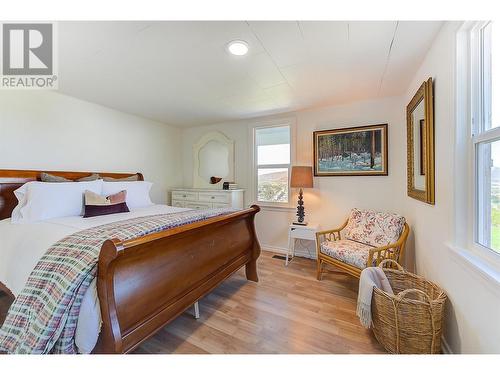 910 El Paso Road, Kelowna, BC - Indoor Photo Showing Bedroom