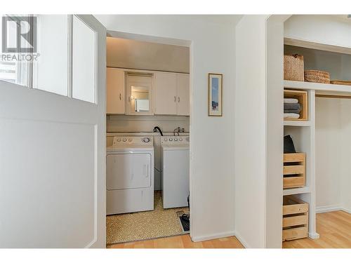 910 El Paso Road, Kelowna, BC - Indoor Photo Showing Laundry Room