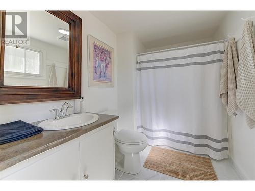 910 El Paso Road, Kelowna, BC - Indoor Photo Showing Bathroom