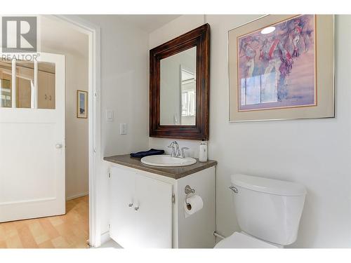 910 El Paso Road, Kelowna, BC - Indoor Photo Showing Bathroom