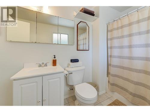 910 El Paso Road, Kelowna, BC - Indoor Photo Showing Bathroom