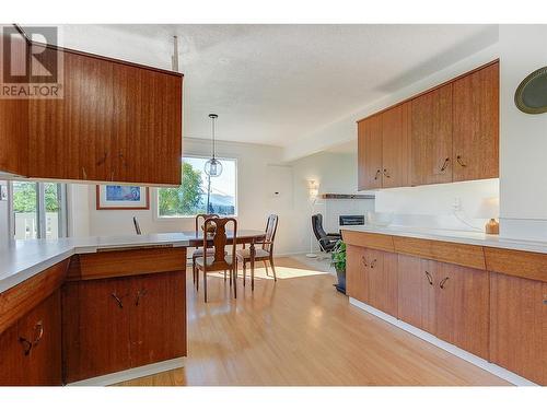 910 El Paso Road, Kelowna, BC - Indoor Photo Showing Kitchen