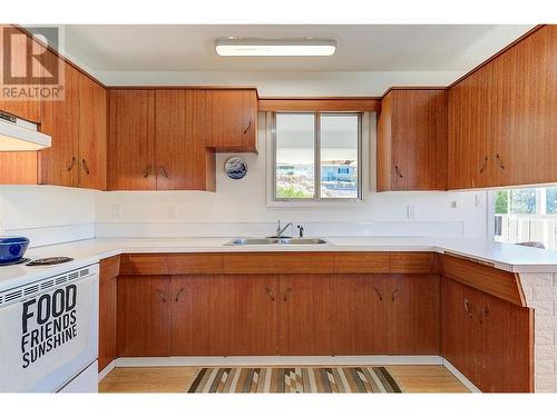 910 El Paso Road, Kelowna, BC - Indoor Photo Showing Kitchen With Double Sink