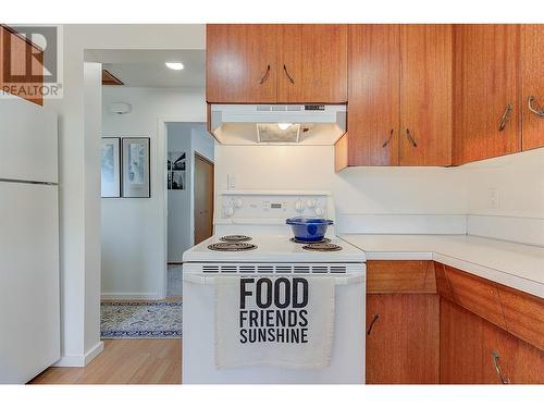 910 El Paso Road, Kelowna, BC - Indoor Photo Showing Kitchen