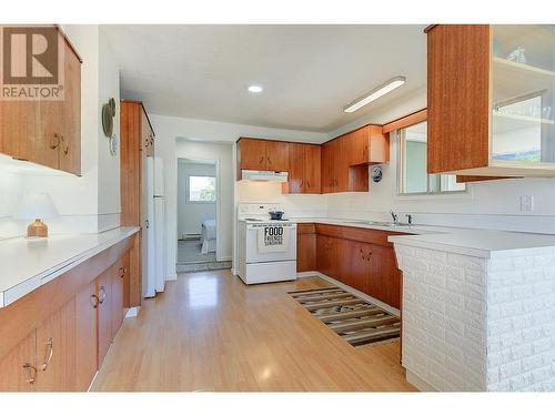 910 El Paso Road, Kelowna, BC - Indoor Photo Showing Kitchen