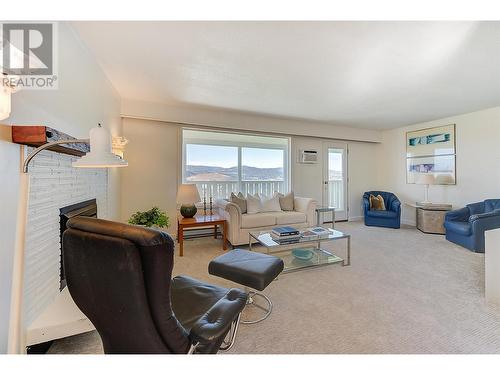 910 El Paso Road, Kelowna, BC - Indoor Photo Showing Living Room With Fireplace