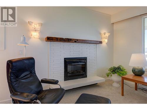 910 El Paso Road, Kelowna, BC - Indoor Photo Showing Living Room With Fireplace