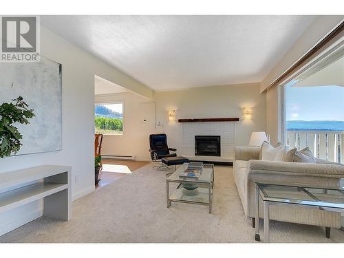 910 El Paso Road, Kelowna, BC - Indoor Photo Showing Living Room With Fireplace