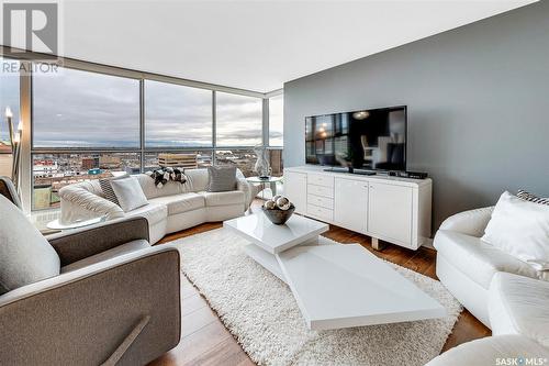 1704 315 5Th Avenue N, Saskatoon, SK - Indoor Photo Showing Living Room