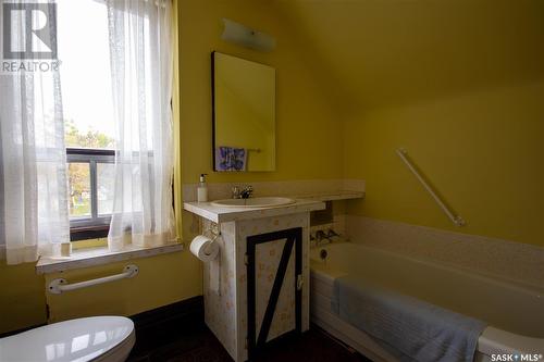 1462 105Th Street, North Battleford, SK - Indoor Photo Showing Bathroom