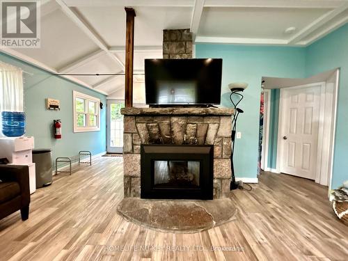 28 Hastings Avenue, Tiny, ON - Indoor Photo Showing Living Room With Fireplace