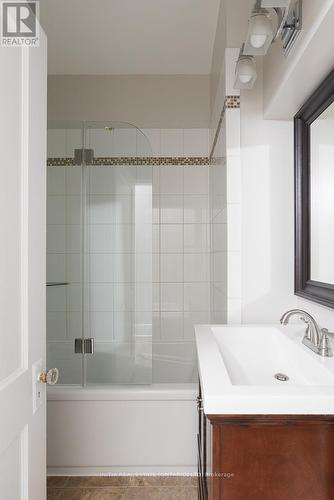 14 Carlton Avenue, London, ON - Indoor Photo Showing Bathroom