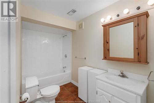 852 Michael Drive, Tecumseh, ON - Indoor Photo Showing Bathroom