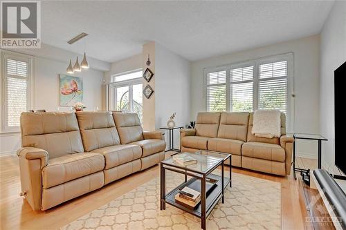 204 Espin Heights, Ottawa, ON - Indoor Photo Showing Living Room