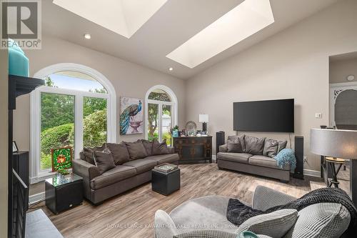 285 Crosby Drive, Kawartha Lakes (Bobcaygeon), ON - Indoor Photo Showing Living Room