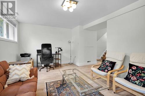 50 Amy Crescent S, London, ON - Indoor Photo Showing Living Room