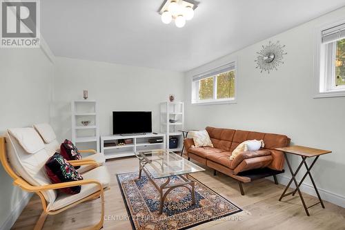 50 Amy Crescent, London, ON - Indoor Photo Showing Living Room