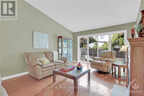 130 Granite Court, Ottawa, ON - Indoor Photo Showing Living Room