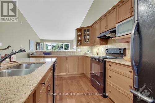 130 Granite Court, Ottawa, ON - Indoor Photo Showing Kitchen With Double Sink