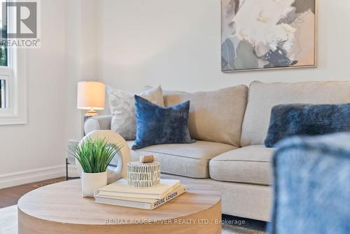 14 Schilling Court, Whitby (Pringle Creek), ON - Indoor Photo Showing Living Room