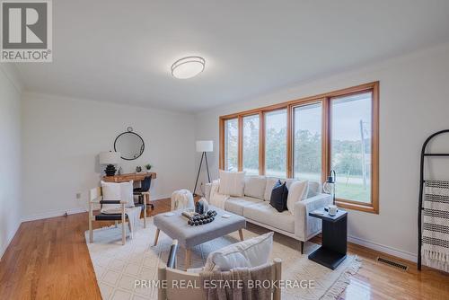 24307 Thomson Line, West Elgin (West Lorne), ON - Indoor Photo Showing Living Room