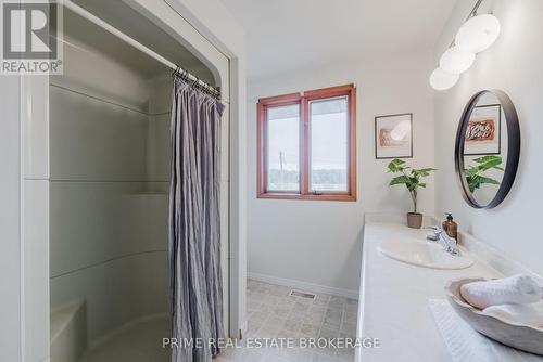 24307 Thomson Line, West Elgin (West Lorne), ON - Indoor Photo Showing Bathroom