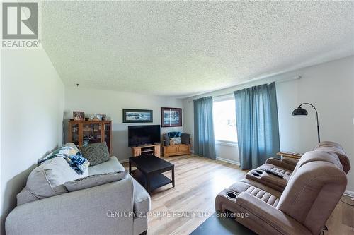 447 Boundary Road, Pembroke, ON - Indoor Photo Showing Living Room