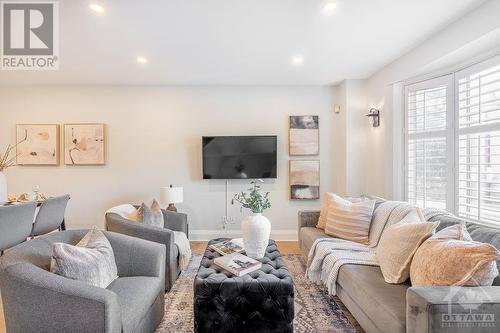 14 Cornerstone Private, Ottawa, ON - Indoor Photo Showing Living Room