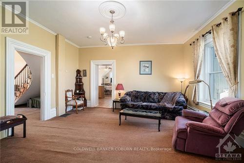 2327 Hwy 31, North Dundas, ON - Indoor Photo Showing Living Room