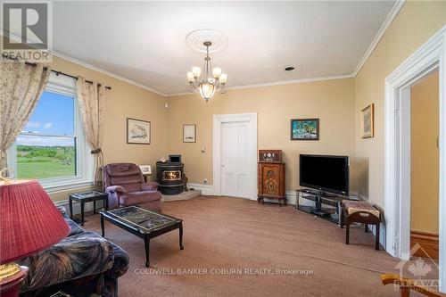 2327 Hwy 31, North Dundas, ON - Indoor Photo Showing Living Room