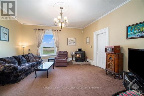 2327 Hwy 31, North Dundas, ON - Indoor Photo Showing Living Room