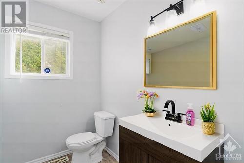 Visitor bath - 271 Bonavista Street, Rockland, ON - Indoor Photo Showing Bathroom