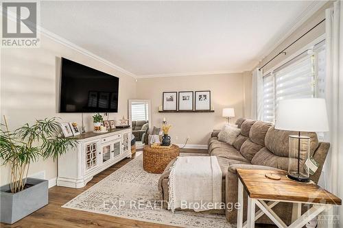 108 Lamadeleine Boulevard, Russell, ON - Indoor Photo Showing Living Room