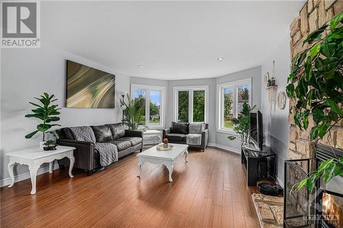 12 Giroux Street, Limoges, ON - Indoor Photo Showing Living Room