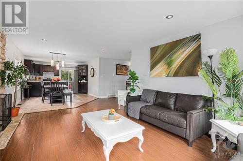 12 Giroux Street, Limoges, ON - Indoor Photo Showing Living Room