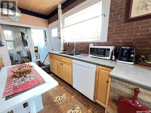 308 Jasper Street, Maple Creek, SK - Indoor Photo Showing Kitchen With Double Sink