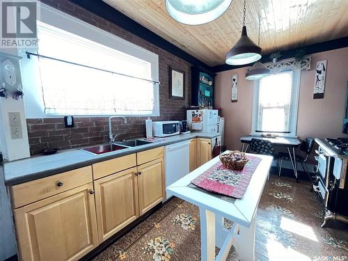 308 Jasper Street, Maple Creek, SK - Indoor Photo Showing Kitchen With Double Sink