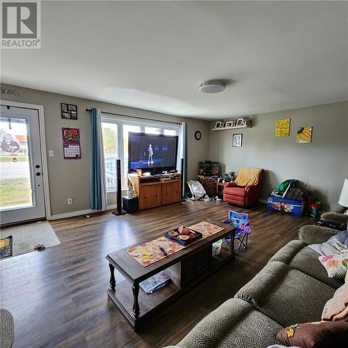 3361 Hwy 144, Chelmsford, ON - Indoor Photo Showing Living Room