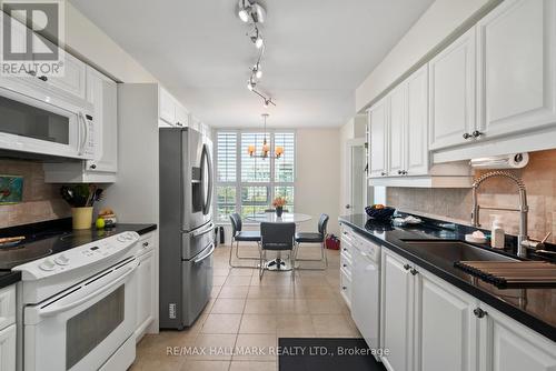 713 - 7825 Bayview Avenue, Markham, ON - Indoor Photo Showing Kitchen