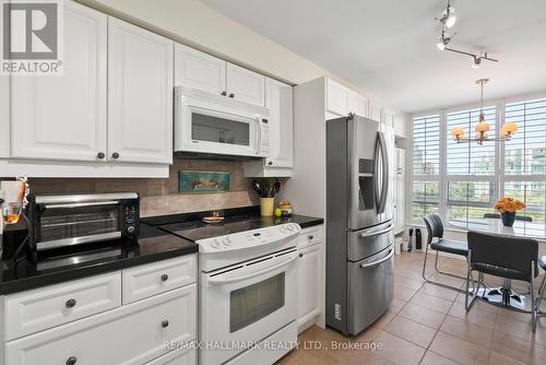 713 - 7825 Bayview Avenue, Markham, ON - Indoor Photo Showing Kitchen