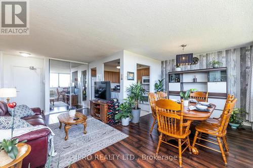 901 - 3501 Glen Erin Drive, Mississauga, ON - Indoor Photo Showing Living Room