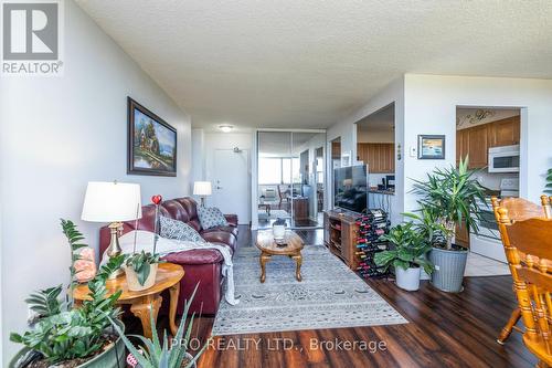 901 - 3501 Glen Erin Drive, Mississauga, ON - Indoor Photo Showing Living Room