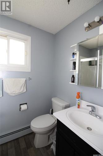 595 9Th Street W, Shaunavon, SK - Indoor Photo Showing Bathroom