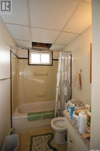 595 9Th Street W, Shaunavon, SK - Indoor Photo Showing Bathroom