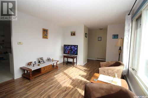 595 9Th Street W, Shaunavon, SK - Indoor Photo Showing Living Room